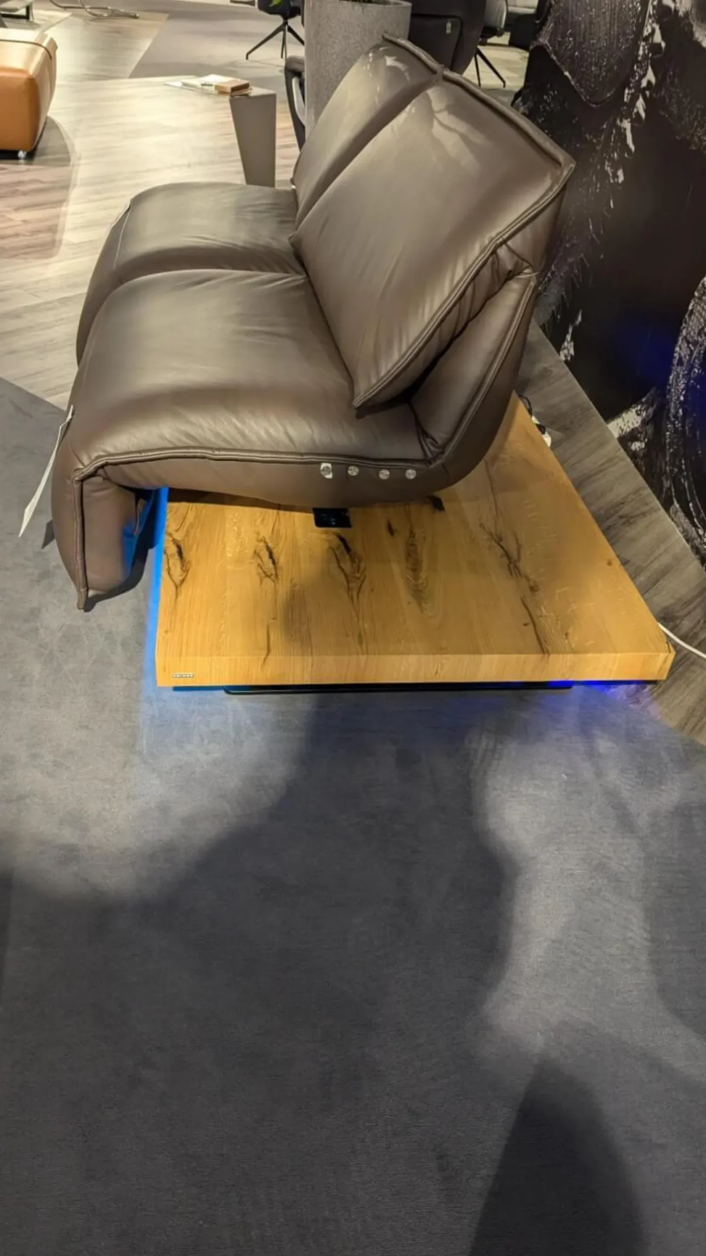 Koinor 2-Sitzer-Sofas|Sofa Edit 2 Leder D Dolce Cola Grau Braun Plateau 2 Balkeneiche Furniert Geölt Mit LED Beleuchtung Und Soundsystem