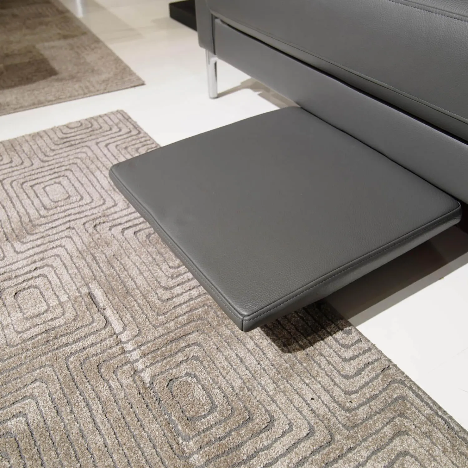 Rolf Benz 2-Sitzer-Sofas|Sofa Ego F011 Bezug Leder 40.308 Schiefergrau Gussfuß Aluminium Poliert Inklusive 1 Kissen