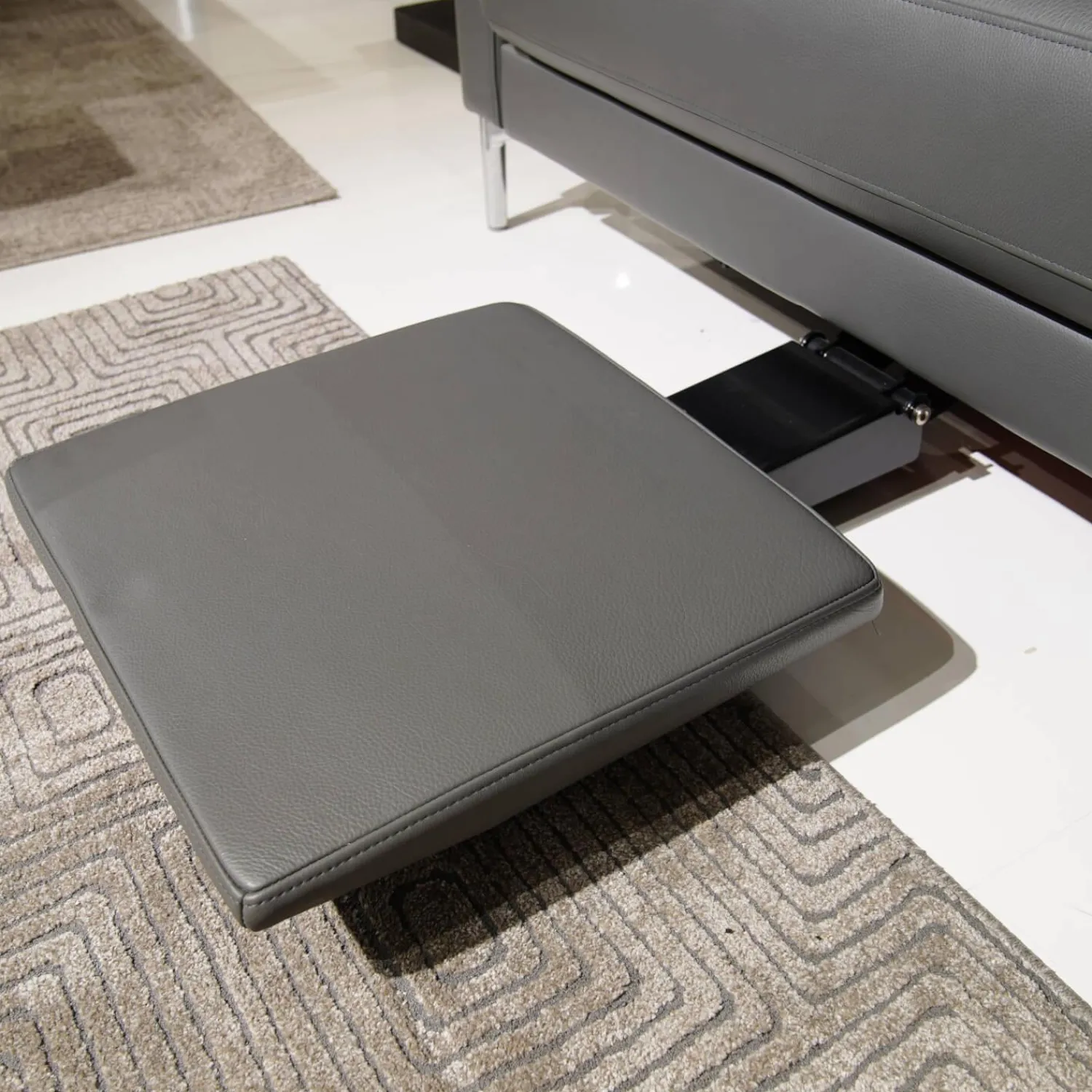 Rolf Benz 2-Sitzer-Sofas|Sofa Ego F011 Bezug Leder 40.308 Schiefergrau Gussfuß Aluminium Poliert Inklusive 1 Kissen