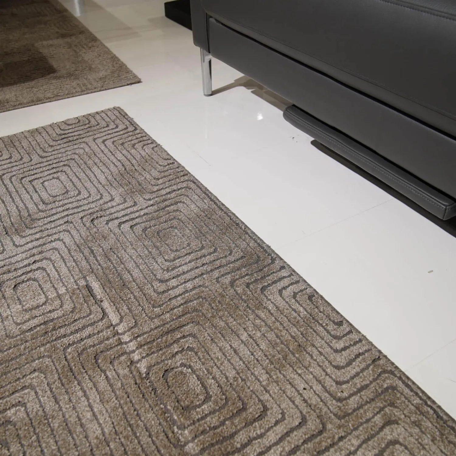 Rolf Benz 2-Sitzer-Sofas|Sofa Ego F011 Bezug Leder 40.308 Schiefergrau Gussfuß Aluminium Poliert Inklusive 1 Kissen