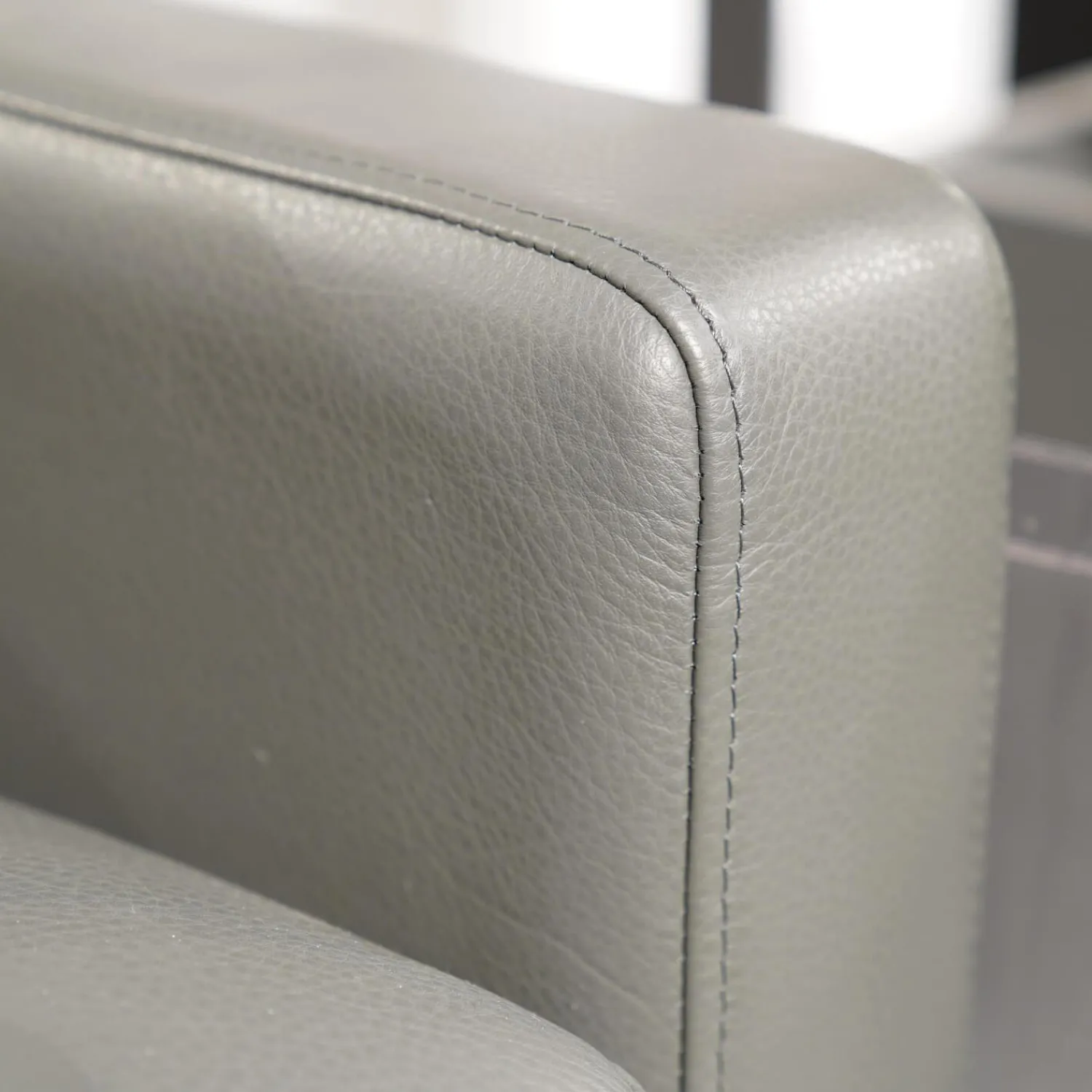 Rolf Benz 2-Sitzer-Sofas|Sofa Ego F011 Bezug Leder 40.308 Schiefergrau Gussfuß Aluminium Poliert Inklusive 1 Kissen