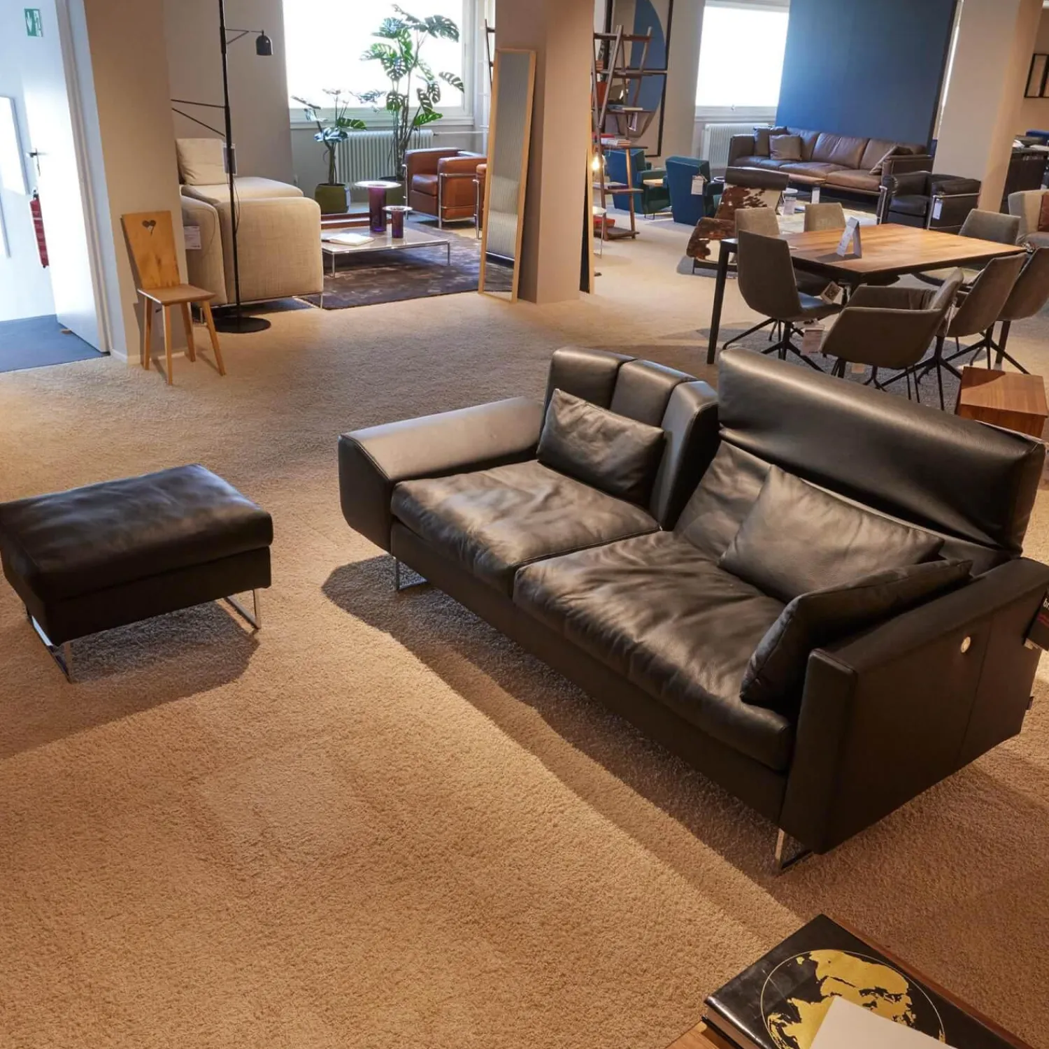 Brühl 2-Sitzer-Sofas|Sofa Embrace Bezug 54230010 Unit Schwarz Kufe Verchromt Glänzend Mit Hocker