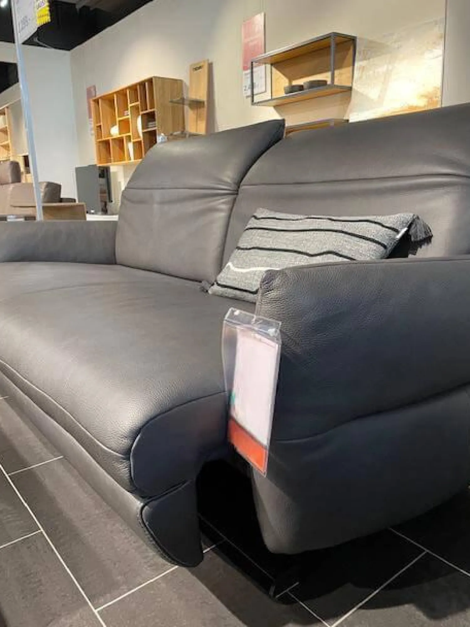 Mondo 2-Sitzer-Sofas|Sofa Felini Leder Reno Anthrazit Metallkufe Matt Schwarz Mit Motorischem Vorziehsitz Und einem Kissen