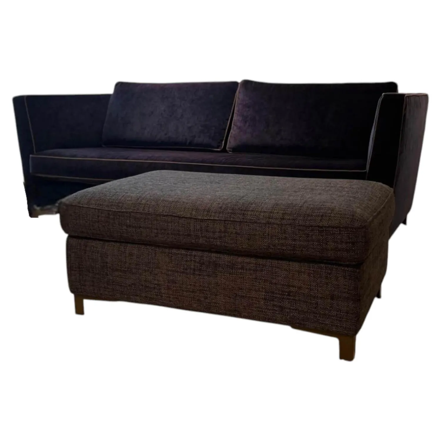 Christine Kröncke 2-Sitzer-Sofas|Sofa Hailey Stoff Eloy 052 Navy Blue Gestell Metall 15 Rauchbraun Hocker Stoff Chameleon 086 Grau-Blau mit Hocker