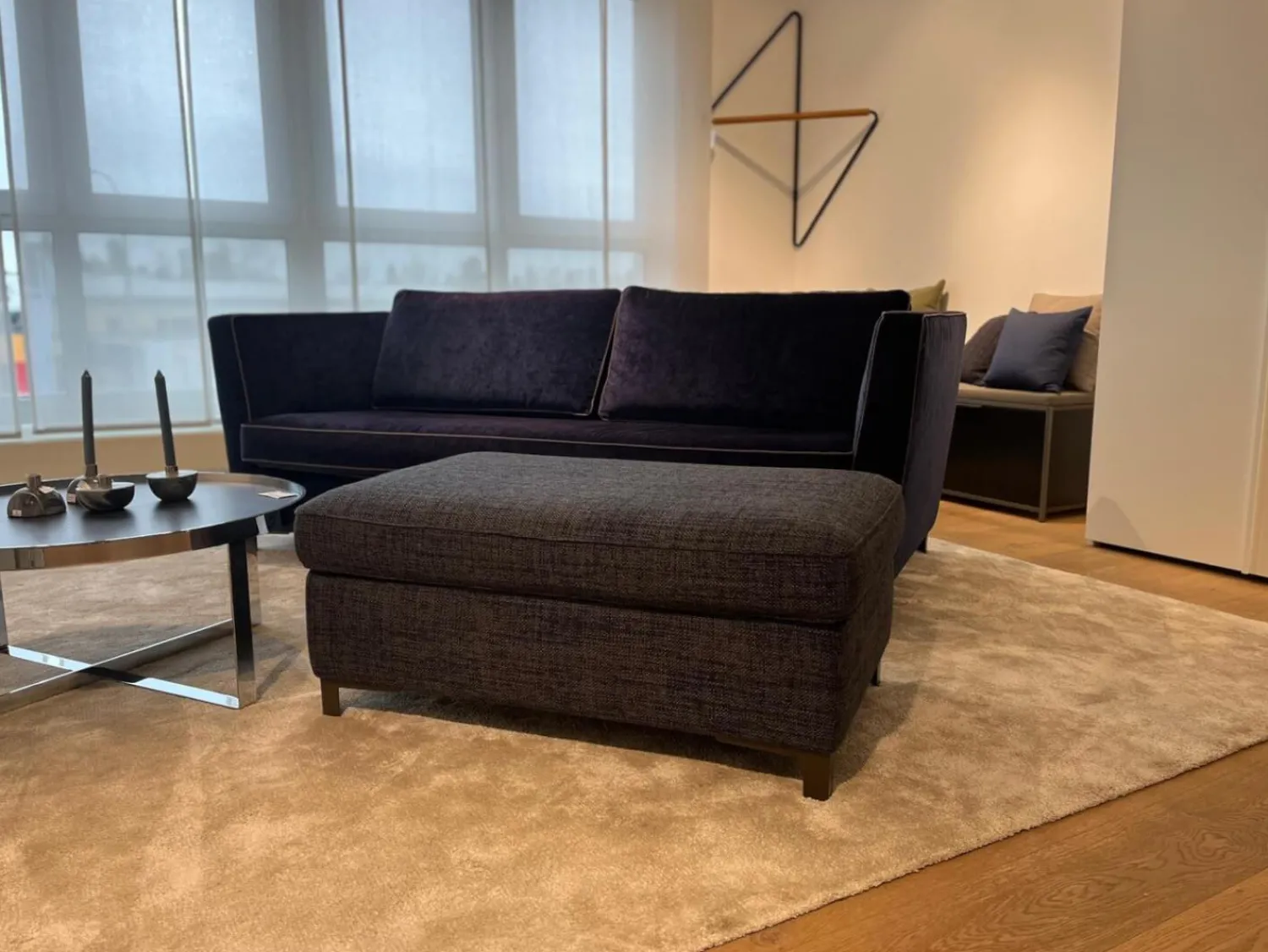 Christine Kröncke 2-Sitzer-Sofas|Sofa Hailey Stoff Eloy 052 Navy Blue Gestell Metall 15 Rauchbraun Hocker Stoff Chameleon 086 Grau-Blau mit Hocker
