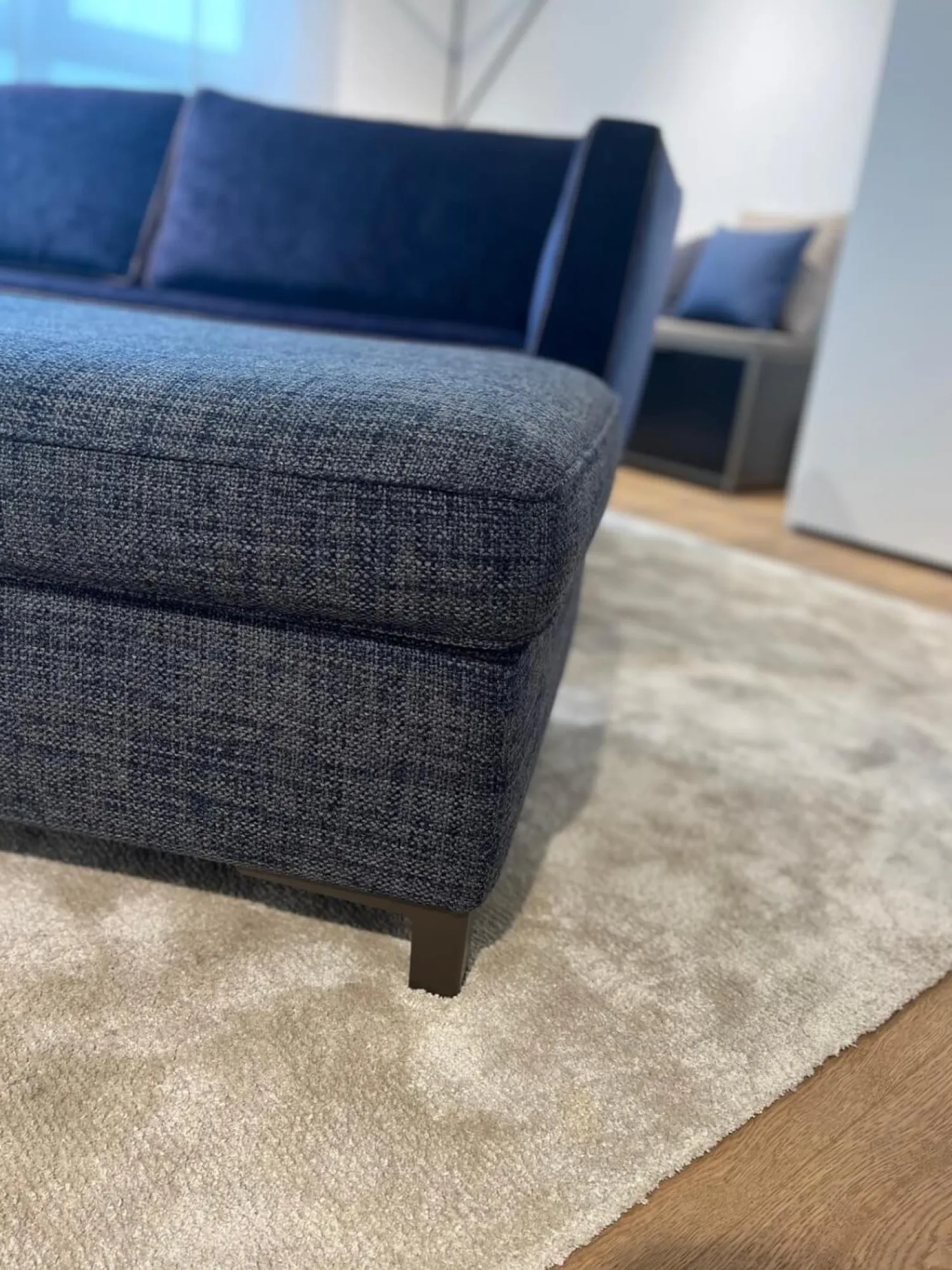 Christine Kröncke 2-Sitzer-Sofas|Sofa Hailey Stoff Eloy 052 Navy Blue Gestell Metall 15 Rauchbraun Hocker Stoff Chameleon 086 Grau-Blau mit Hocker