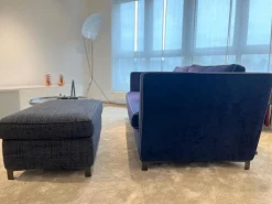 Christine Kröncke 2-Sitzer-Sofas|Sofa Hailey Stoff Eloy 052 Navy Blue Gestell Metall 15 Rauchbraun Hocker Stoff Chameleon 086 Grau-Blau mit Hocker