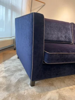 Christine Kröncke 2-Sitzer-Sofas|Sofa Hailey Stoff Eloy 052 Navy Blue Gestell Metall 15 Rauchbraun Hocker Stoff Chameleon 086 Grau-Blau mit Hocker
