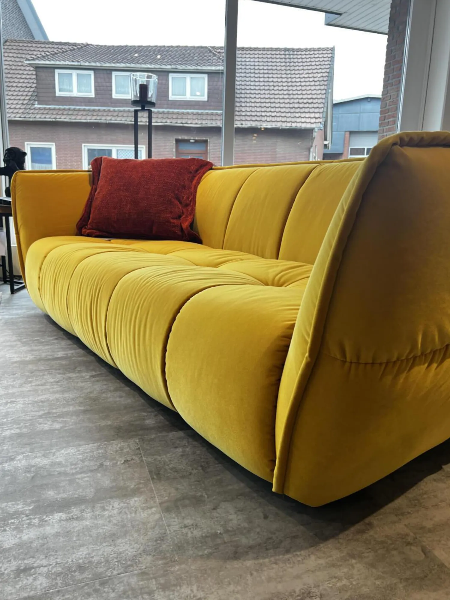 Raum.Freunde 2-Sitzer-Sofas|Sofa Hedda Stoff Classic Velvet 16 Yellow Gelb Füße Kunststoff Schwarz
