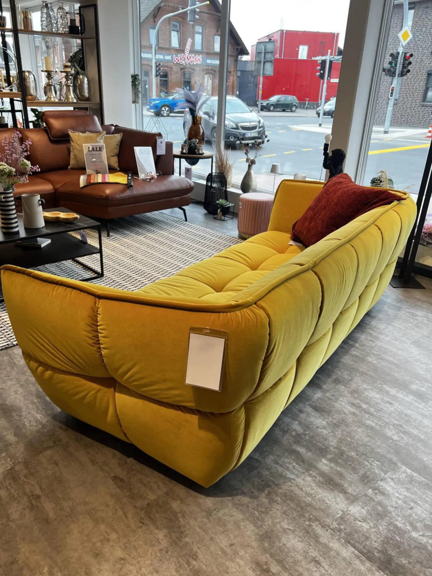 Raum.Freunde 2-Sitzer-Sofas|Sofa Hedda Stoff Classic Velvet 16 Yellow Gelb Füße Kunststoff Schwarz