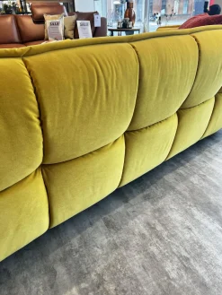 Raum.Freunde 2-Sitzer-Sofas|Sofa Hedda Stoff Classic Velvet 16 Yellow Gelb Füße Kunststoff Schwarz