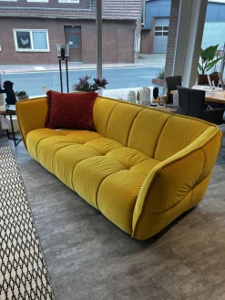 Raum.Freunde 2-Sitzer-Sofas|Sofa Hedda Stoff Classic Velvet 16 Yellow Gelb Füße Kunststoff Schwarz