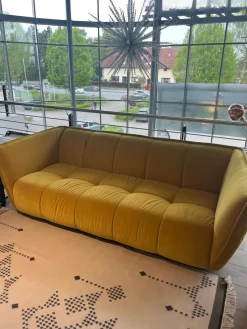 Raum.Freunde 2-Sitzer-Sofas|Sofa Hedda Stoff Velvet 16 Yellow Gelb Füße Kunststoff Schwarz