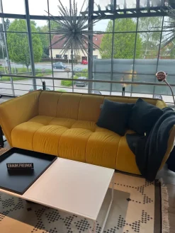 Raum.Freunde 2-Sitzer-Sofas|Sofa Hedda Stoff Velvet 16 Yellow Gelb Füße Kunststoff Schwarz