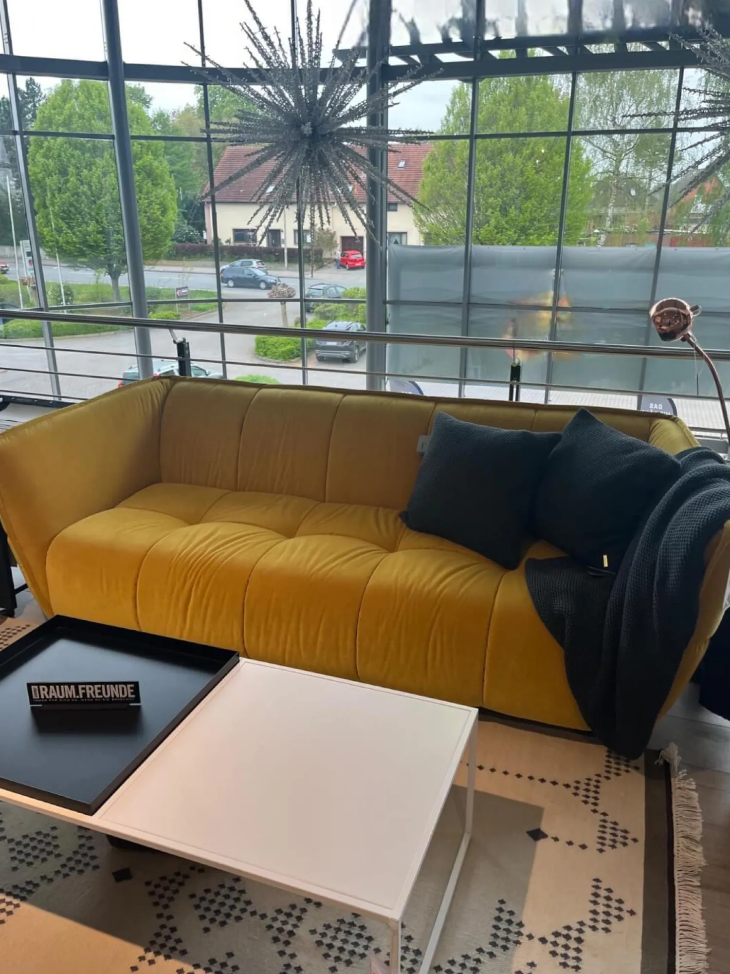 Raum.Freunde 2-Sitzer-Sofas|Sofa Hedda Stoff Velvet 16 Yellow Gelb Füße Kunststoff Schwarz