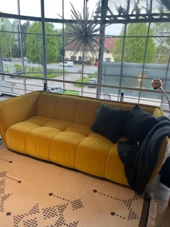 Raum.Freunde 2-Sitzer-Sofas|Sofa Hedda Stoff Velvet 16 Yellow Gelb Füße Kunststoff Schwarz