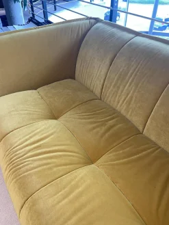 Raum.Freunde 2-Sitzer-Sofas|Sofa Hedda Stoff Velvet 16 Yellow Gelb Füße Kunststoff Schwarz