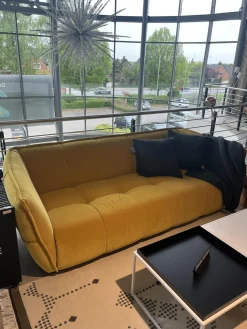 Raum.Freunde 2-Sitzer-Sofas|Sofa Hedda Stoff Velvet 16 Yellow Gelb Füße Kunststoff Schwarz