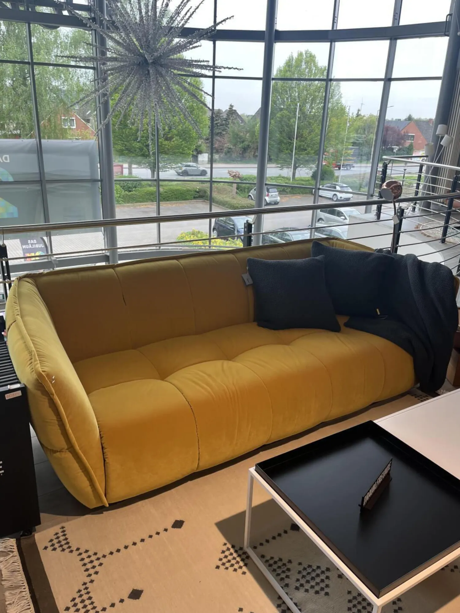 Raum.Freunde 2-Sitzer-Sofas|Sofa Hedda Stoff Velvet 16 Yellow Gelb Füße Kunststoff Schwarz