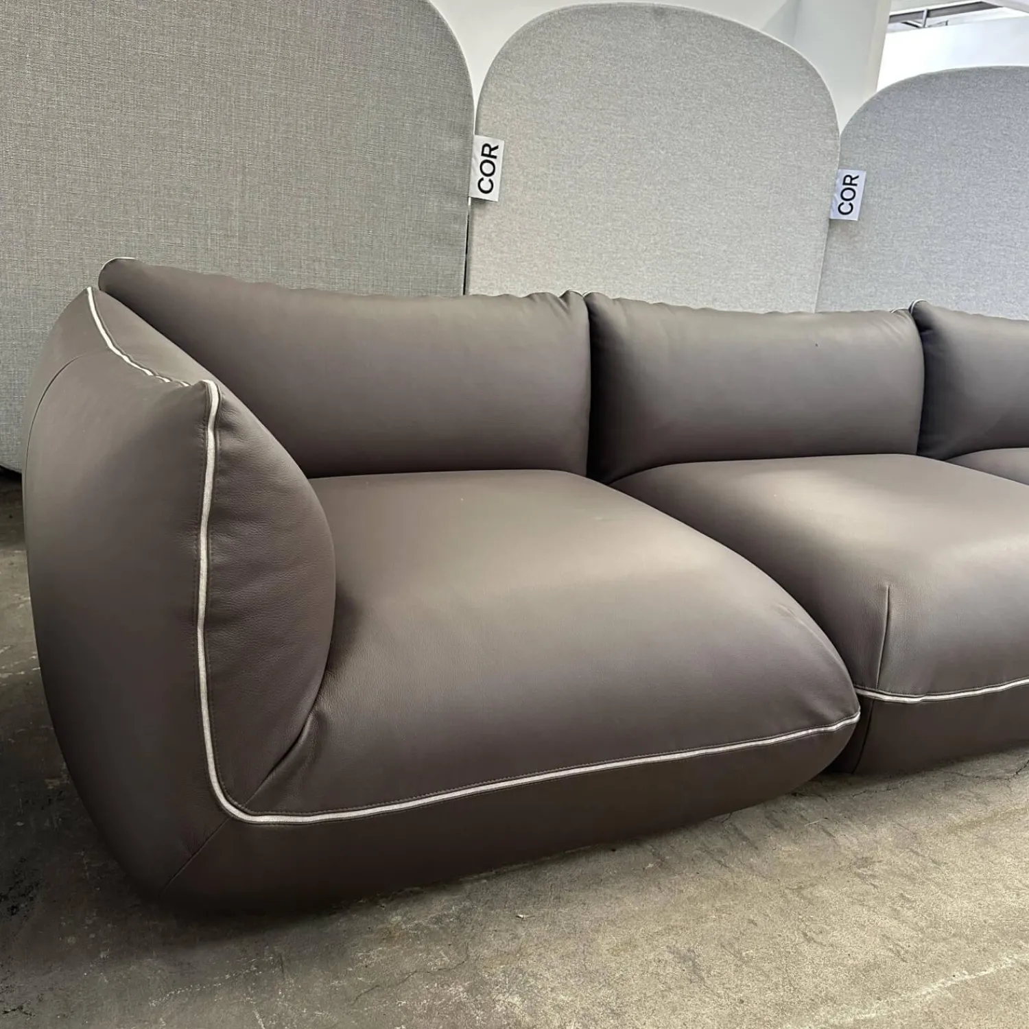 COR 3-Sitzer-Sofas|Sofa Jalis 21 Leder 246 Schoko Grau Braun Nahtband 5095 Kitt