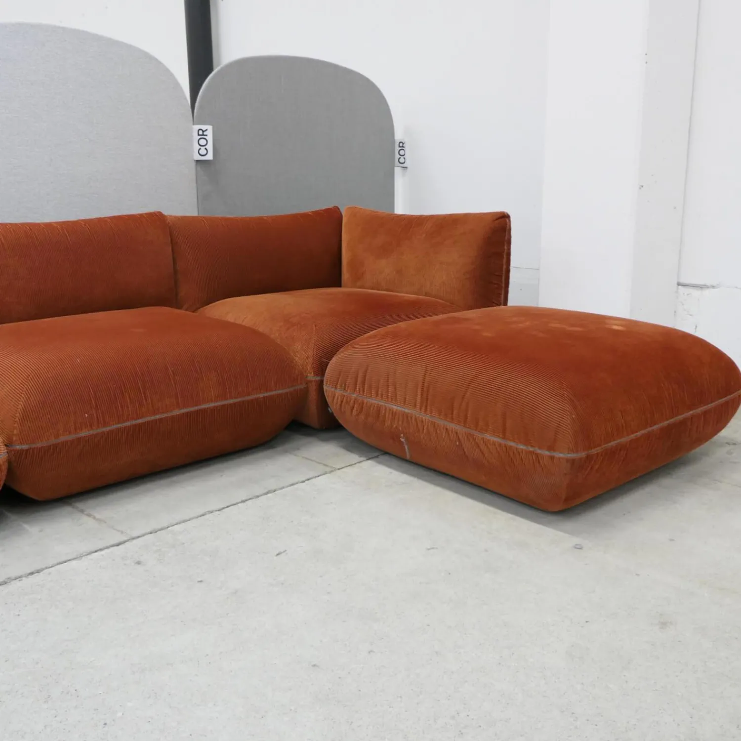 COR 3-Sitzer-Sofas|Sofa Jalis 21 Stoff 9072 Kürbis Orange Rot Nahtband 5091 Mittelgrau
