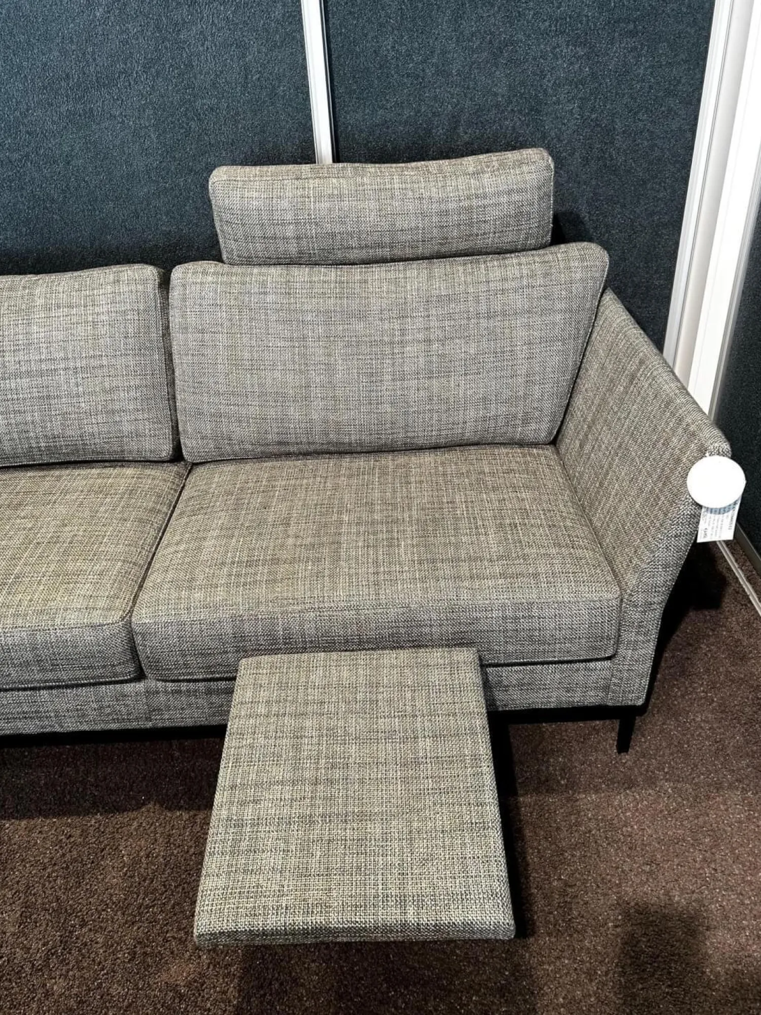 IP Design 2-Sitzer-Sofas|Sofa Jon Edwards Bezug Stoff Taylor BW1771 383 Grau Sockel Schwarz Matt Lackiert