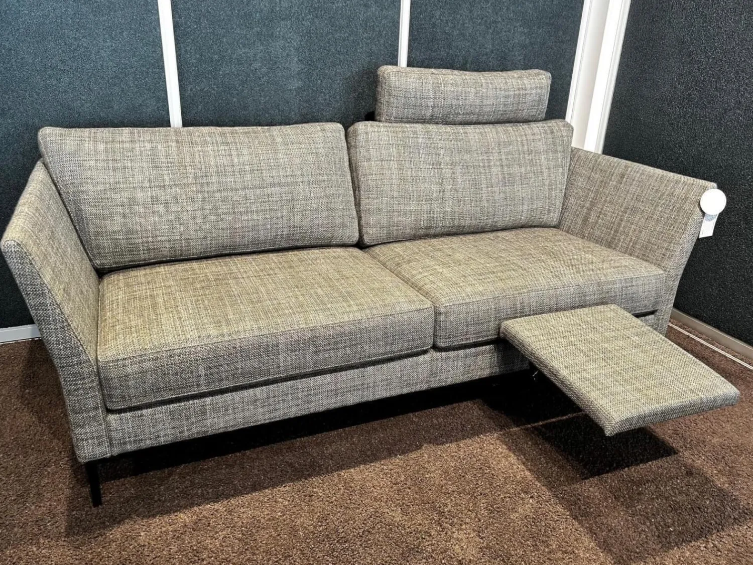 IP Design 2-Sitzer-Sofas|Sofa Jon Edwards Bezug Stoff Taylor BW1771 383 Grau Sockel Schwarz Matt Lackiert