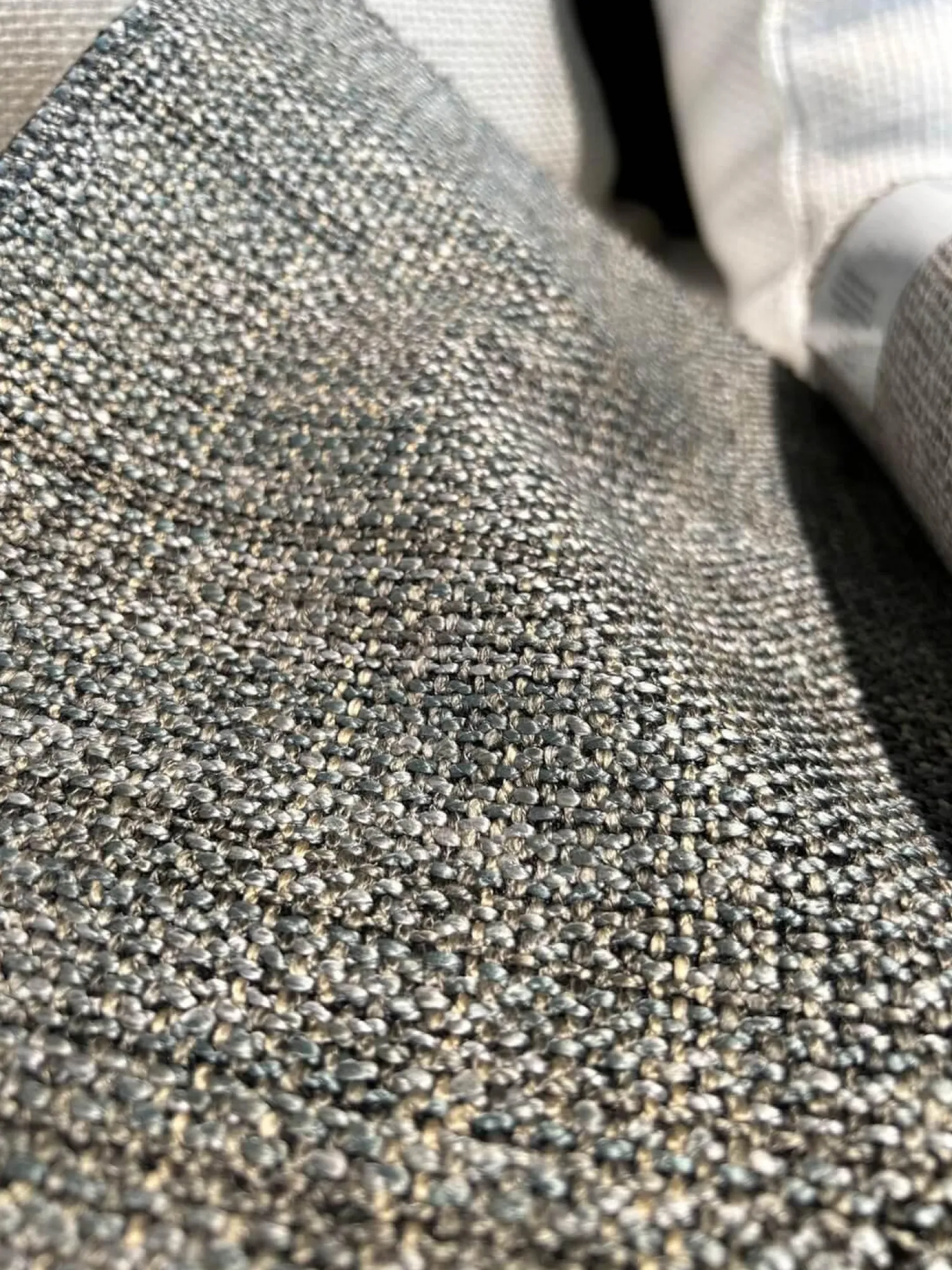 IP Design 2-Sitzer-Sofas|Sofa Jon Edwards Bezug Stoff Taylor BW1771 383 Grau Sockel Schwarz Matt Lackiert