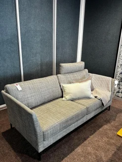 IP Design 2-Sitzer-Sofas|Sofa Jon Edwards Bezug Stoff Taylor BW1771 383 Grau Sockel Schwarz Matt Lackiert