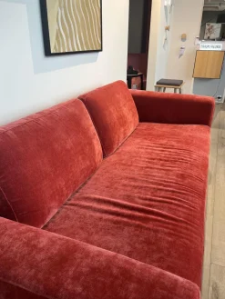 Raum.Freunde 2-Sitzer-Sofas|Sofa Lenni Style Stoff Wildflower 9 Raspberry Pink Rot Füße Metall Schwarz