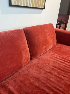 Raum.Freunde 2-Sitzer-Sofas|Sofa Lenni Style Stoff Wildflower 9 Raspberry Pink Rot Füße Metall Schwarz