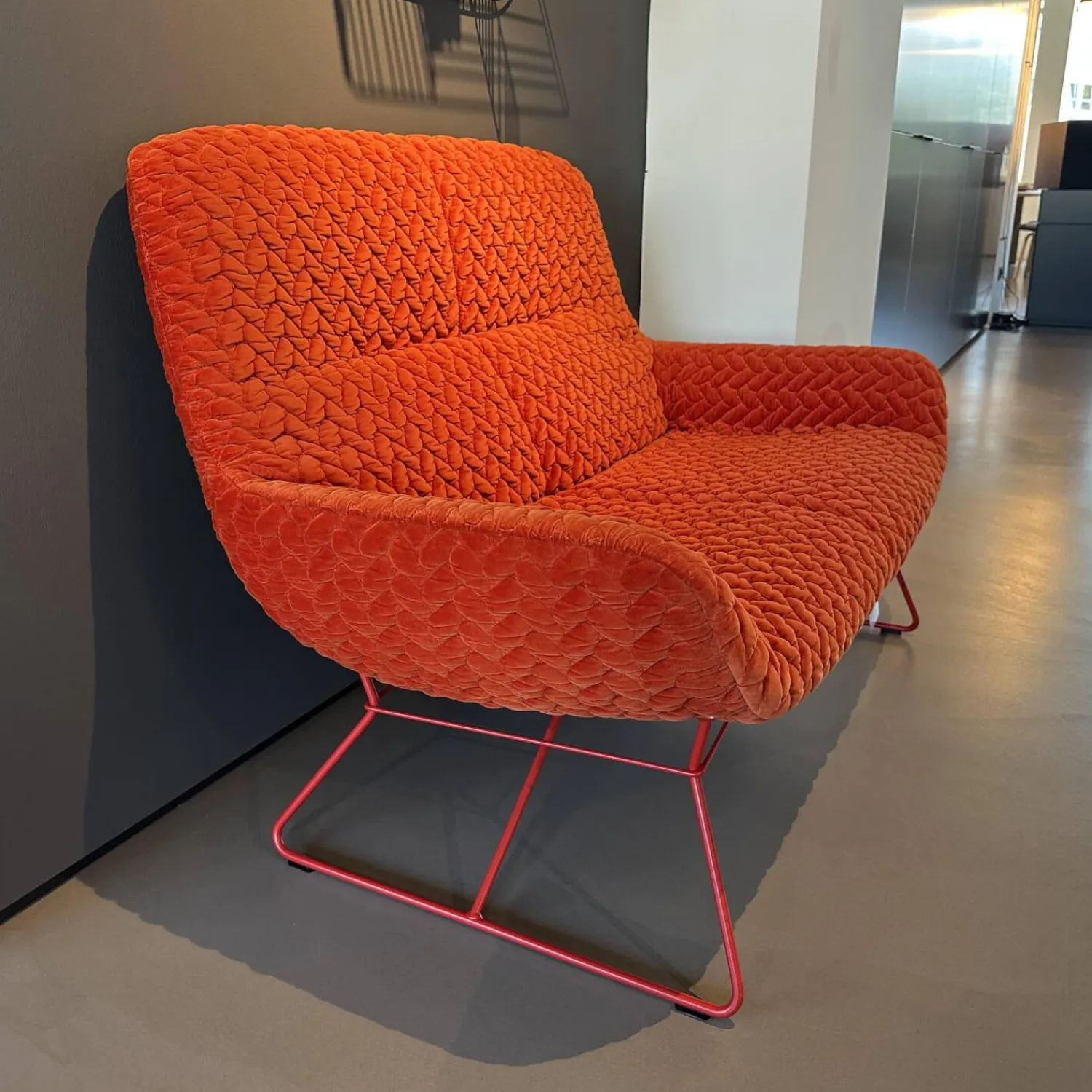 Freifrau Bänke|Sofa Leya Lounch Couch Stoff Velours Tresse Sunset 17229 6 Rot Orange Gestell RAL 3000 Feuerrot Rot