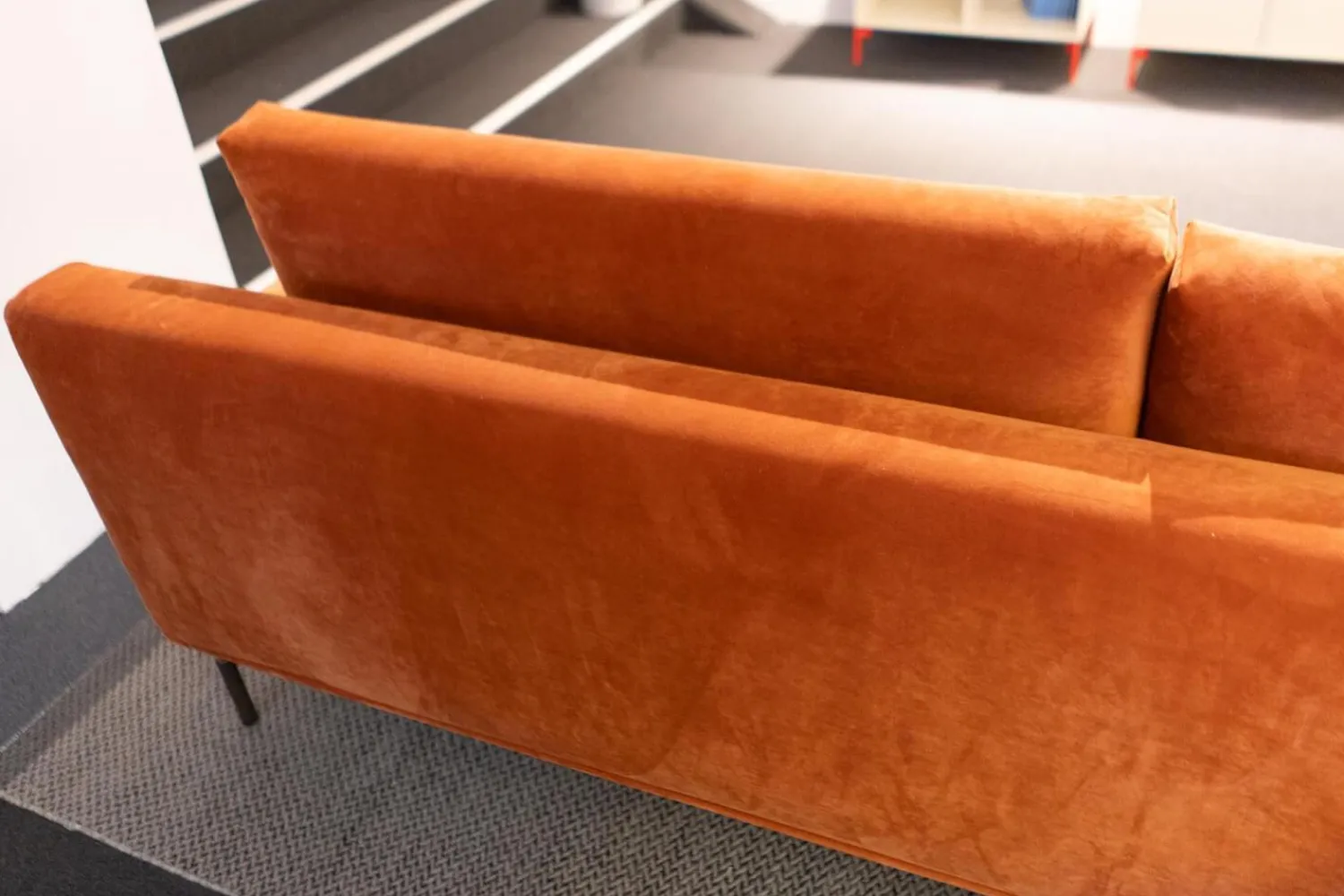 Marelli 2-Sitzer-Sofas|Sofa Liam 9LI204 Stoff Koala 129 C Orange Fuß B Lack Bronze 0PM18
