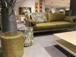Tommy M 2-Sitzer-Sofas|Sofa L-Tiffany Leder 19043 Olive Grün mit Rolle und Kissen
