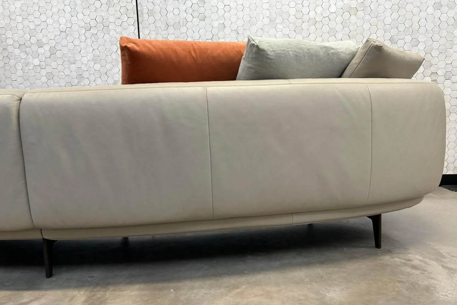 Walter Knoll Wohnlandschaften|3-Sitzer-Sofas|Sofa Maaru 850 Leder Elen 1218 Cosy Grey Beige Gestell Bronze Schwarz Matt Pulverbeschichtet Mit 5 Kissen