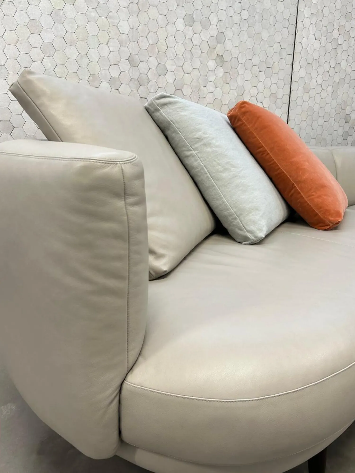 Walter Knoll Wohnlandschaften|3-Sitzer-Sofas|Sofa Maaru 850 Leder Elen 1218 Cosy Grey Beige Gestell Bronze Schwarz Matt Pulverbeschichtet Mit 5 Kissen