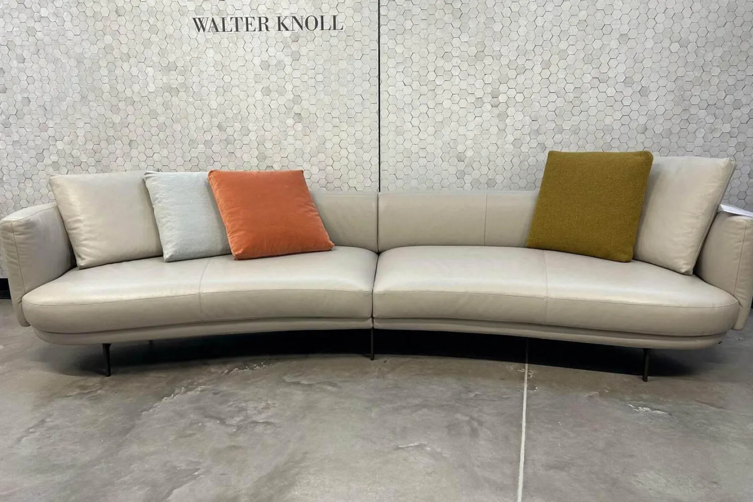 Walter Knoll Wohnlandschaften|3-Sitzer-Sofas|Sofa Maaru 850 Leder Elen 1218 Cosy Grey Beige Gestell Bronze Schwarz Matt Pulverbeschichtet Mit 5 Kissen