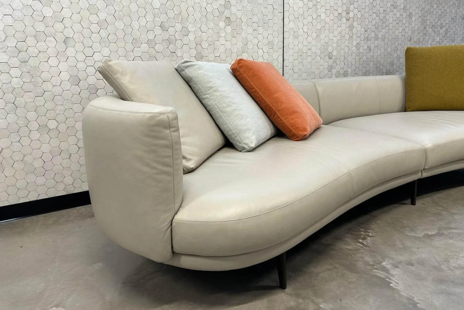 Walter Knoll Wohnlandschaften|3-Sitzer-Sofas|Sofa Maaru 850 Leder Elen 1218 Cosy Grey Beige Gestell Bronze Schwarz Matt Pulverbeschichtet Mit 5 Kissen