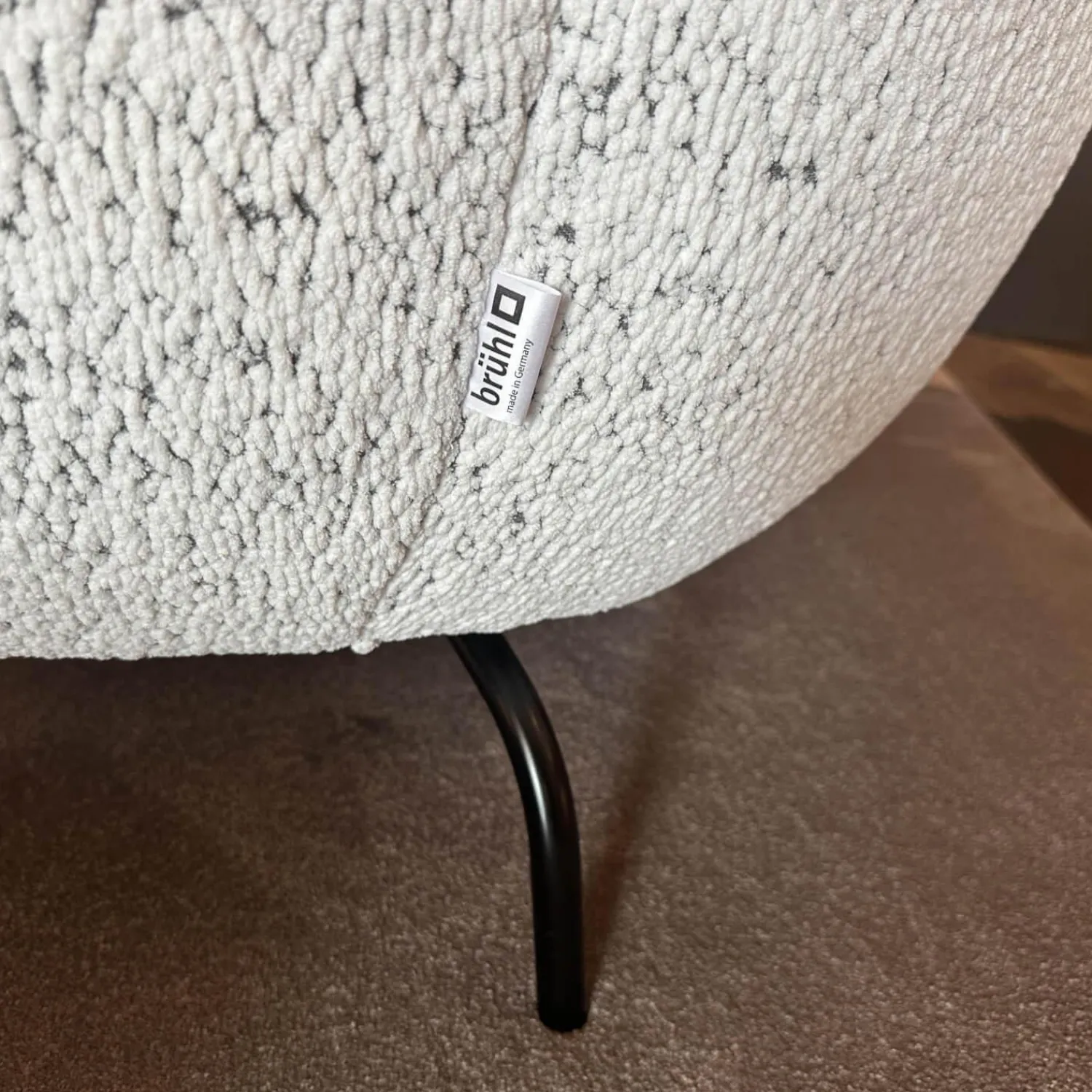 Brühl 2-Sitzer-Sofas|Sofa Magnolia Stoff 6450 49 Grau Metall Schwarz Pulverbeschichtet Inklusive Hockerbank