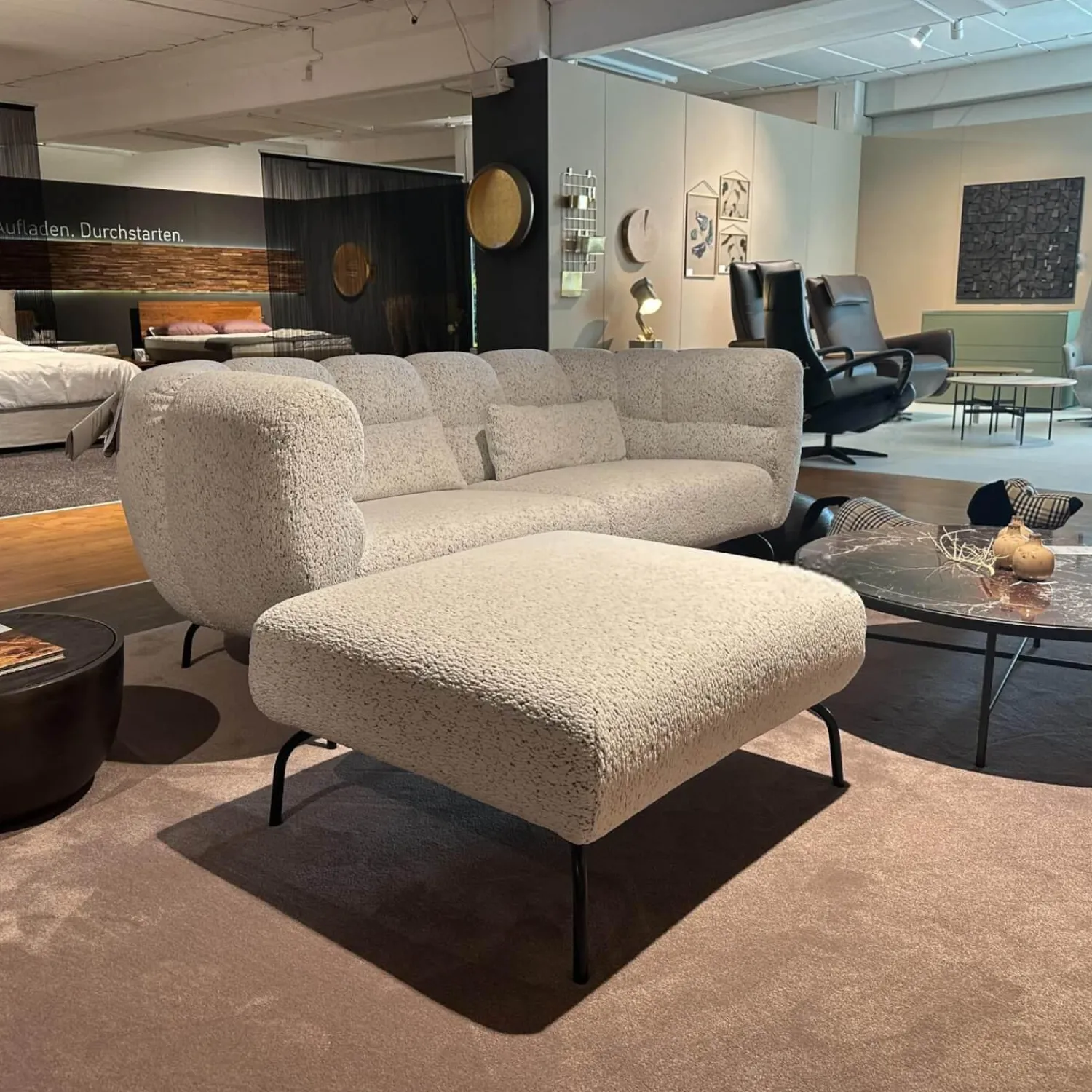 Brühl 2-Sitzer-Sofas|Sofa Magnolia Stoff 6450 49 Grau Metall Schwarz Pulverbeschichtet Inklusive Hockerbank