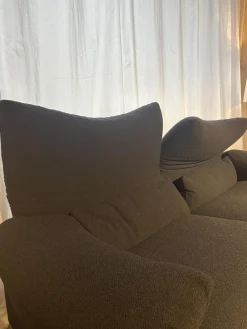 Cassina 3-Sitzer-Sofas|2-Sitzer-Sofas|Sofa Maralunga Maxi Stoff Look Notte Blau Füße Noce Canaletto