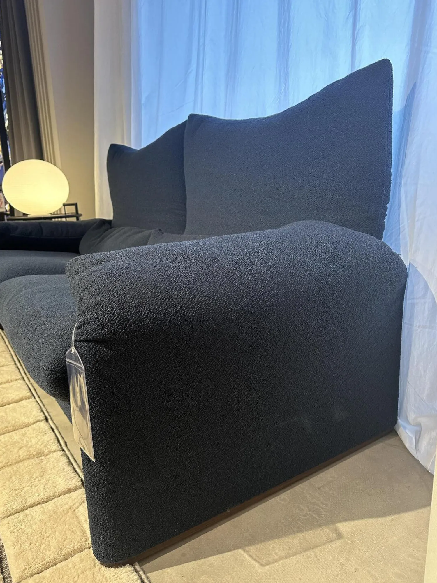 Cassina 3-Sitzer-Sofas|2-Sitzer-Sofas|Sofa Maralunga Maxi Stoff Look Notte Blau Füße Noce Canaletto
