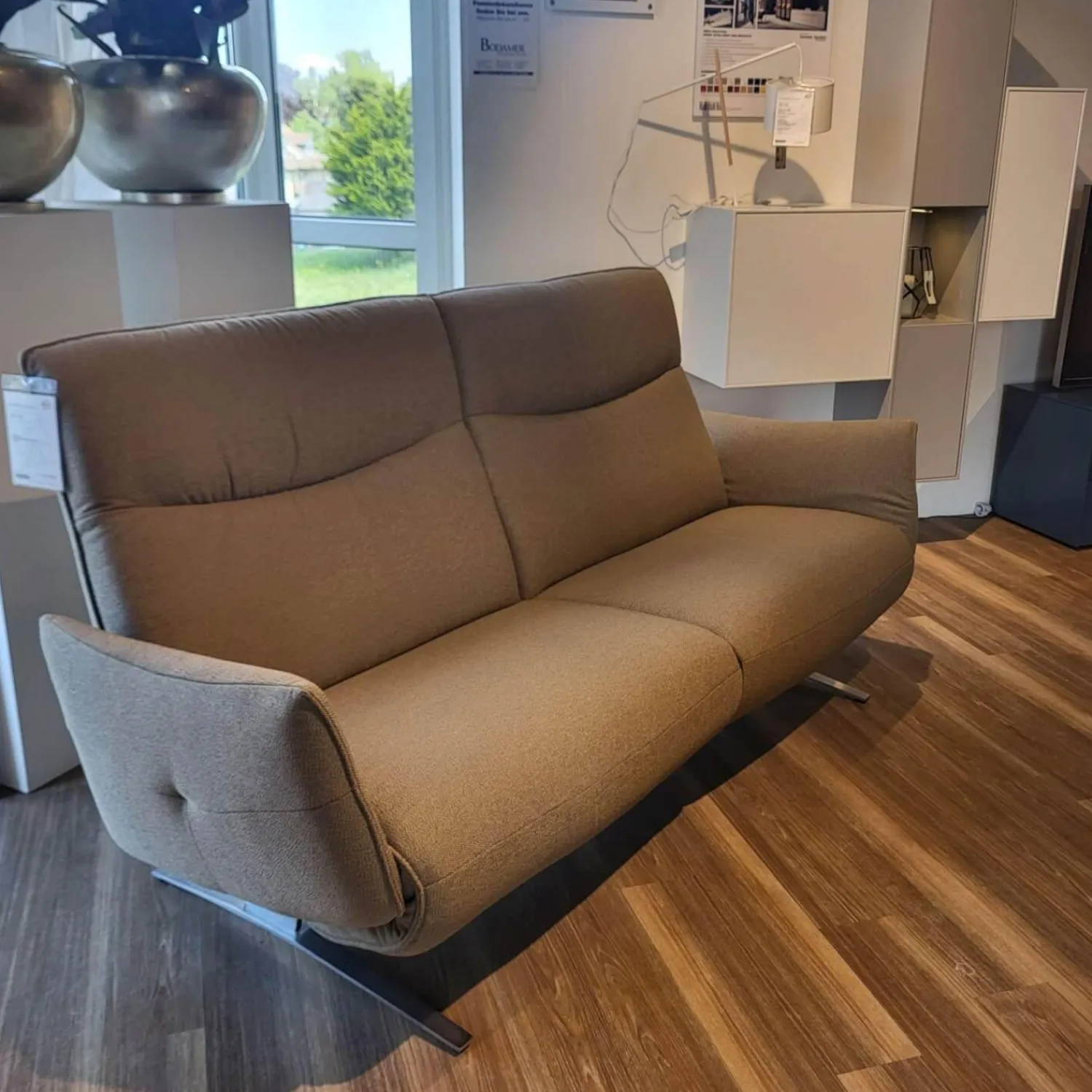 Contur 2-Sitzer-Sofas|Sofa Marsala Bezug Stoff Q2 Fashion Grau Beige Gestell Edelstahloptik Gebürstet Mit Verstellbaren Armlehnen