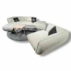 Freifrau Wohnlandschaften|Sofa Mia Stoff Sahco Safire 0004 Hellgrau mit 5 Kissen