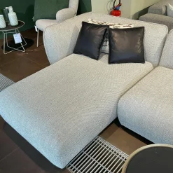 Freifrau Wohnlandschaften|Sofa Mia Stoff Sahco Safire 0004 Hellgrau mit 5 Kissen