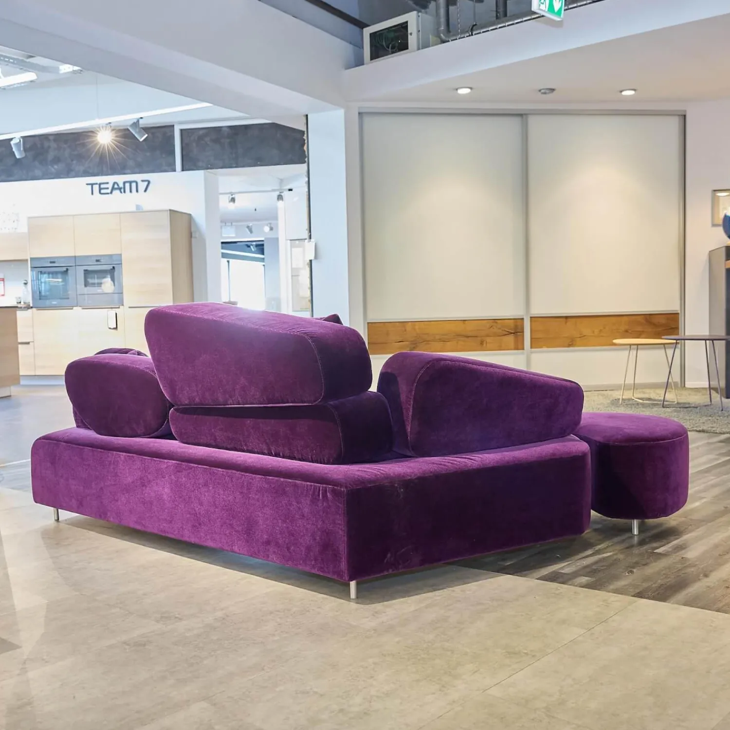 Brühl 2-Sitzer-Sofas|Sofa Mosspink Bezug Stoff 4473 87 Samt Lila Violett Alufuß Rund Ausrichtung Links Inklusive Hocker Und 3 Kissen
