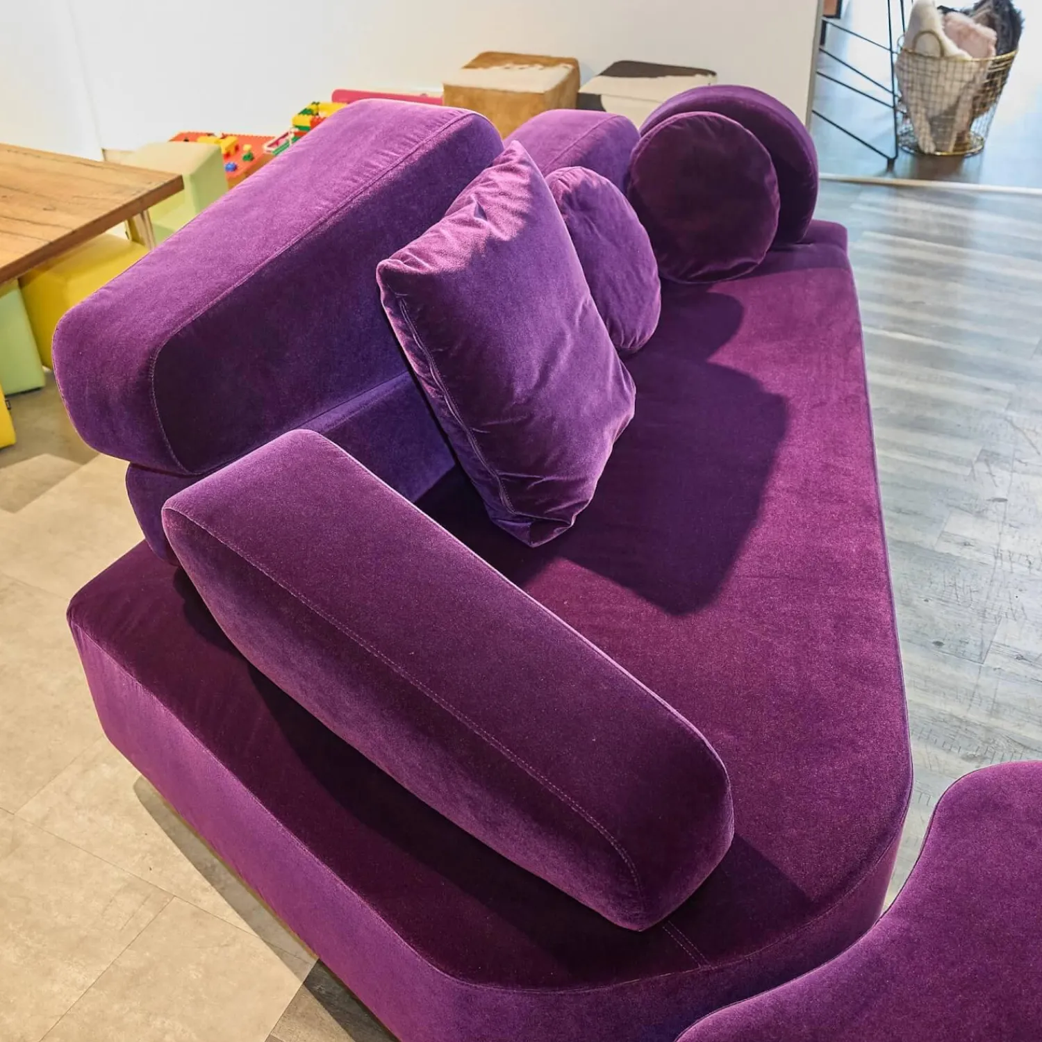 Brühl 2-Sitzer-Sofas|Sofa Mosspink Bezug Stoff 4473 87 Samt Lila Violett Alufuß Rund Ausrichtung Links Inklusive Hocker Und 3 Kissen