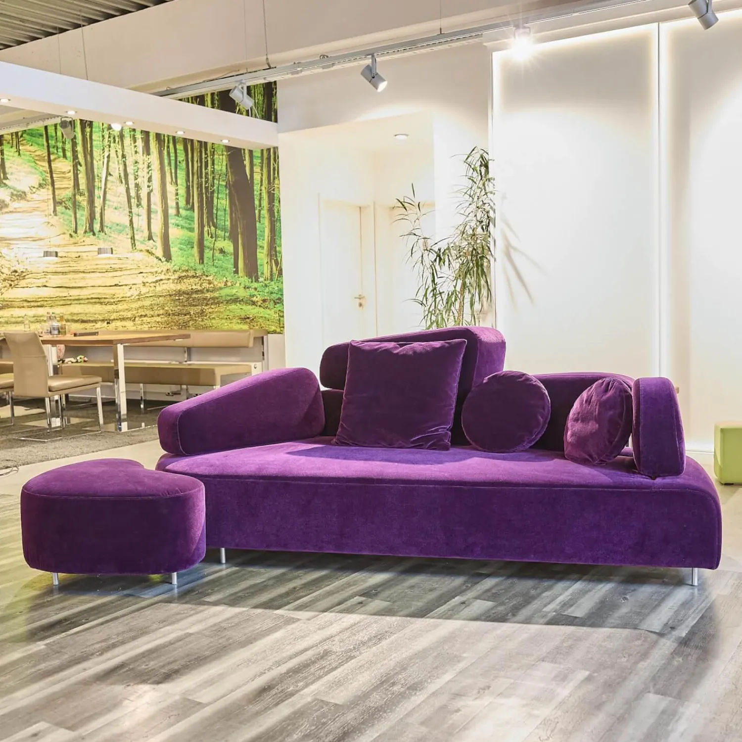 Brühl 2-Sitzer-Sofas|Sofa Mosspink Bezug Stoff 4473 87 Samt Lila Violett Alufuß Rund Ausrichtung Links Inklusive Hocker Und 3 Kissen
