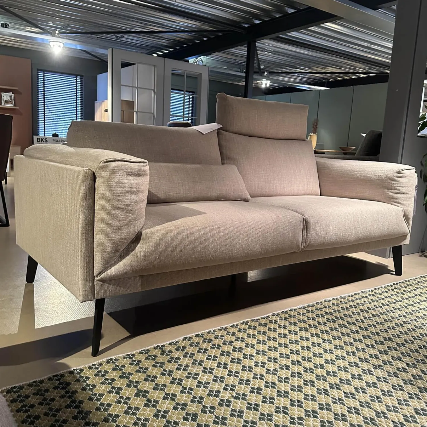 Musterring 2-Sitzer-Sofas|Sofa MR6045E Bezug Stoff Jab 12071 Beige Grau Füße Stahl Lackiert Schwarz Inklusive Einem Lendenkissen Und Einer Kopfstütze