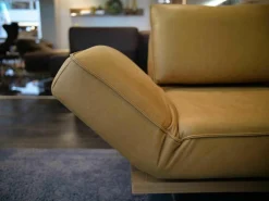 Koinor 2-Sitzer-Sofas|Sofa Phoenix Leder C-Revolution Mustard Plateau Wildeiche mit Drehstop